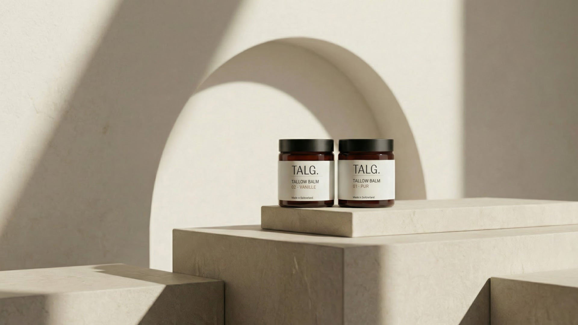 Zwei Gläser Tallow Balm auf weissem Stein