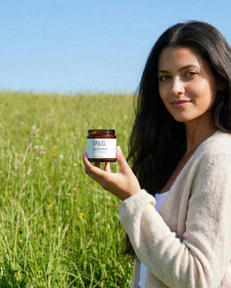 Frau mit Tallow Balm in der Hand