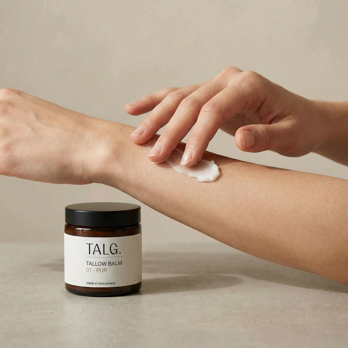 Tallow balm pur wird auf trockene haut aufgetragen