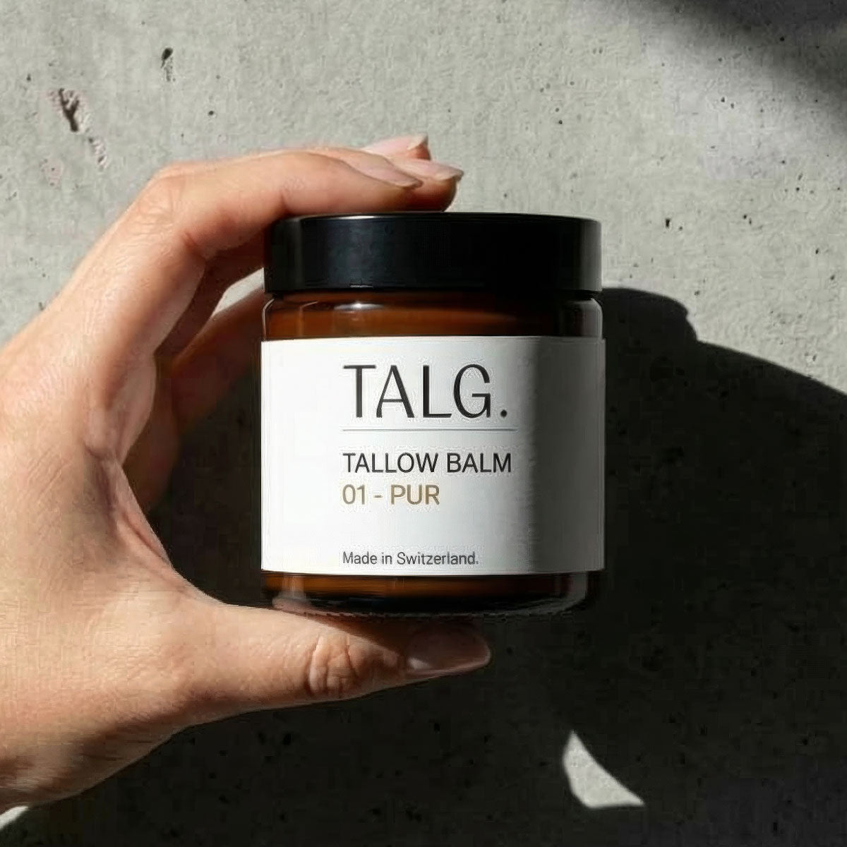 tallow balm pur in der hand einer frau