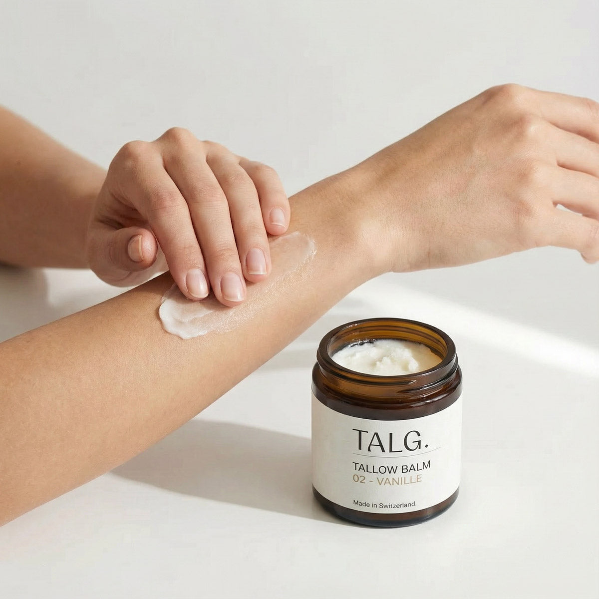 Tallow Balm vanille wird auf trockener haut angewendet